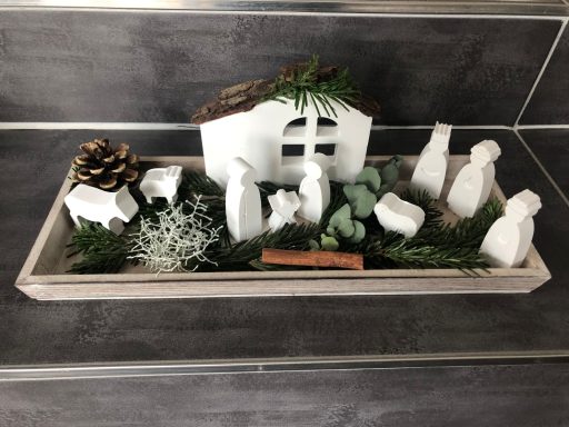 Krippe mit Rindendach + 9 Figuren 