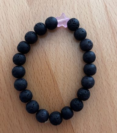 Armband aus Lavaperlen mit rosa Sternenanhänger 