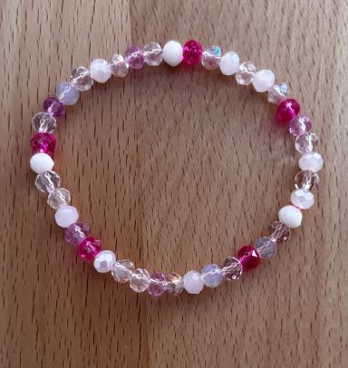 Armband aus bunten Perlen in verschiedenen Formen und Größen.