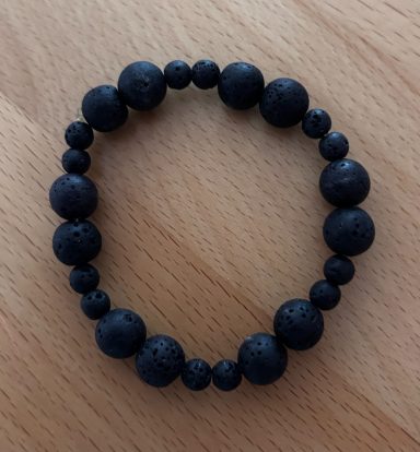 Armband aus Lavasteinperlen 