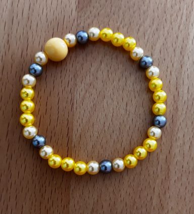 Gelbe und graue Perlenarmband mit einer großen gelben Perle.