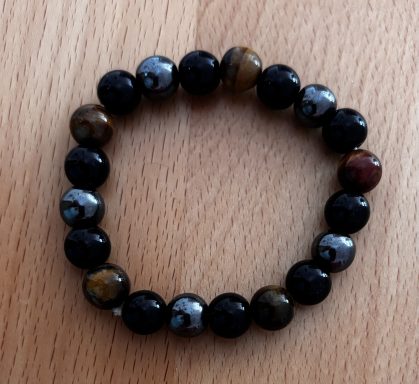 Armband aus schwarzen und braunen Steinen, rund und elastisch.
